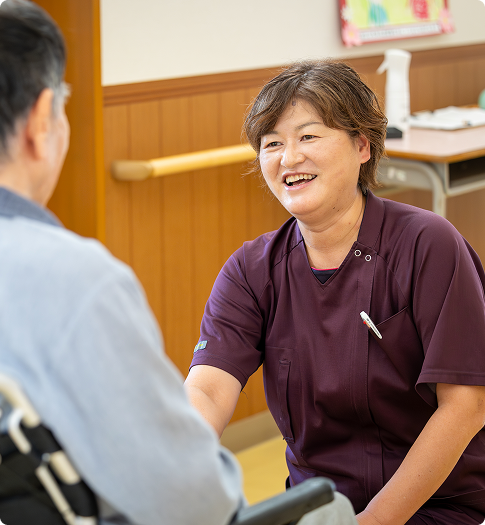 高齢者の健康チェックを行うスタッフ