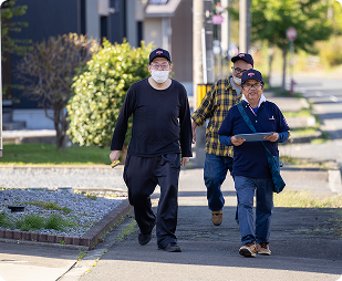 施設周辺を見回るスタッフ2名