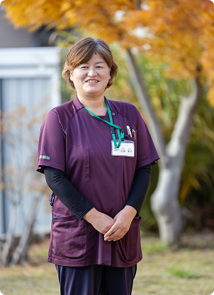 笑顔で働く女性スタッフ